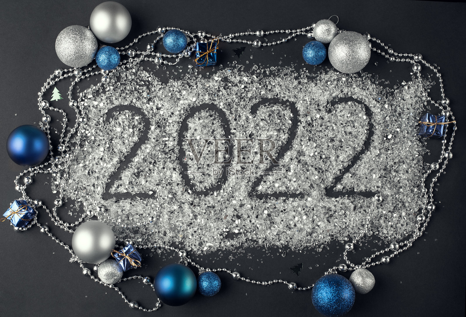 2022号写在一个散落的闪光片和圣诞装饰上照片摄影图片