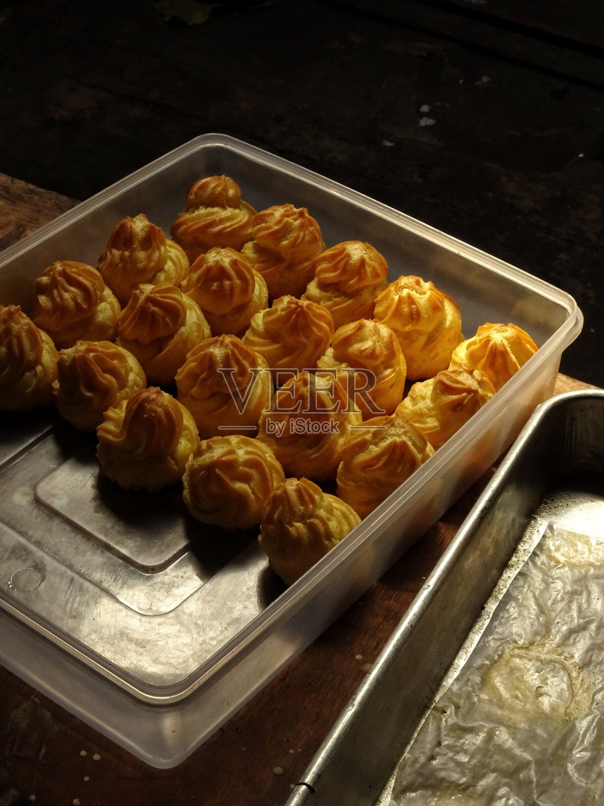 条状拿照片摄影图片