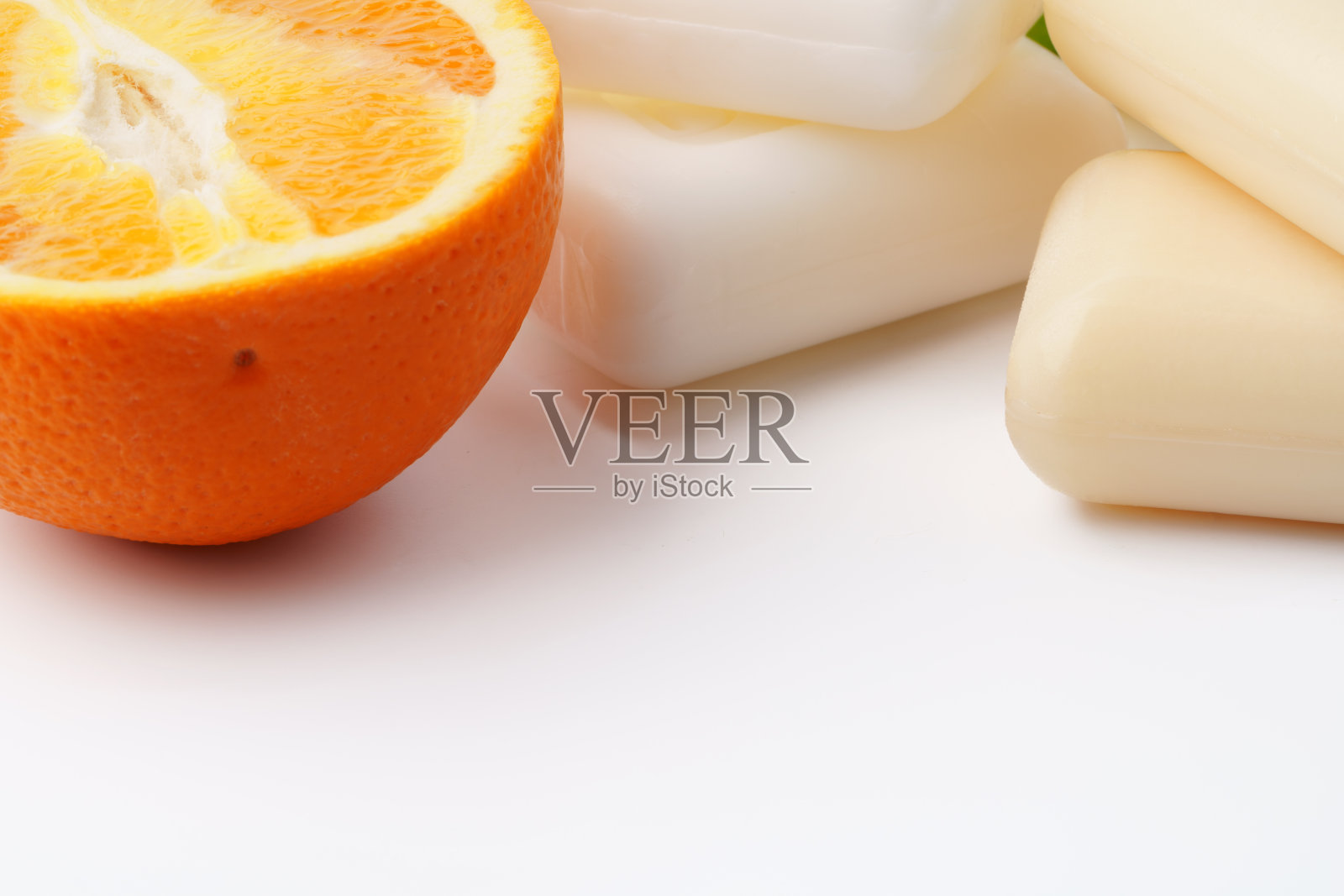 手工柑橘香皂和新鲜水果在白色的背景照片摄影图片