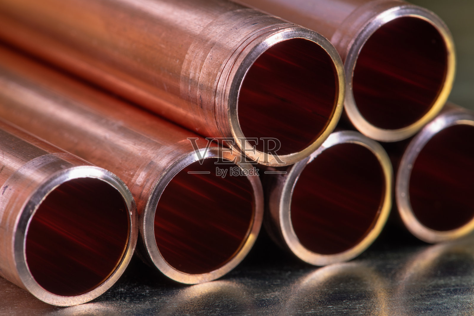 金属表面的铜管组照片摄影图片