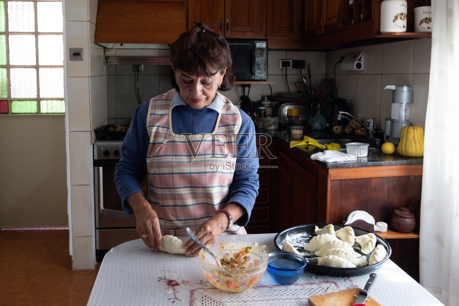 阿根廷妇女准备典型的阿根廷食物照片摄影图片