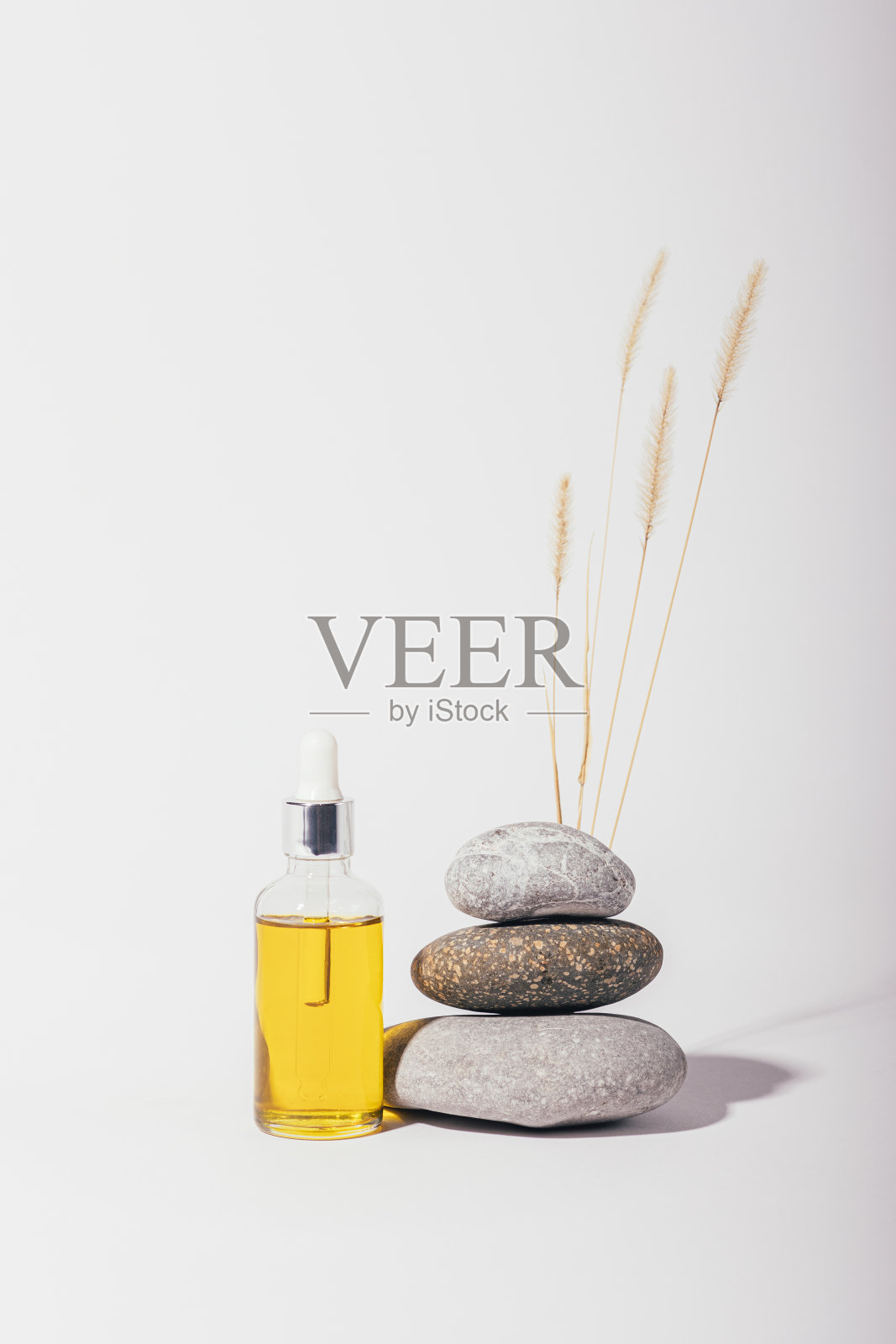 水疗成分与一瓶有机化妆油照片摄影图片