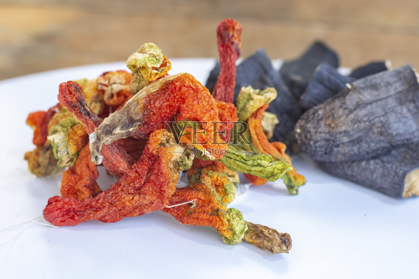 干茄子和胡椒在白色的背景上照片摄影图片