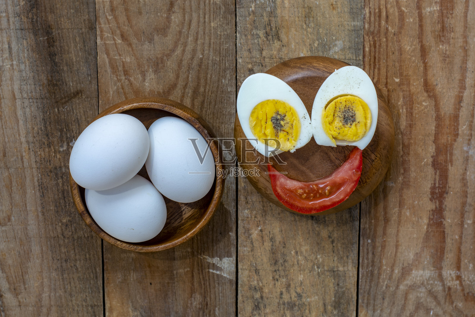 木桌上的篮子里放着鸡蛋照片摄影图片