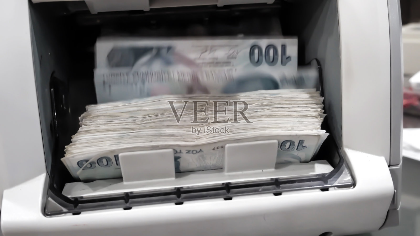 点钞机中的钞票照片摄影图片