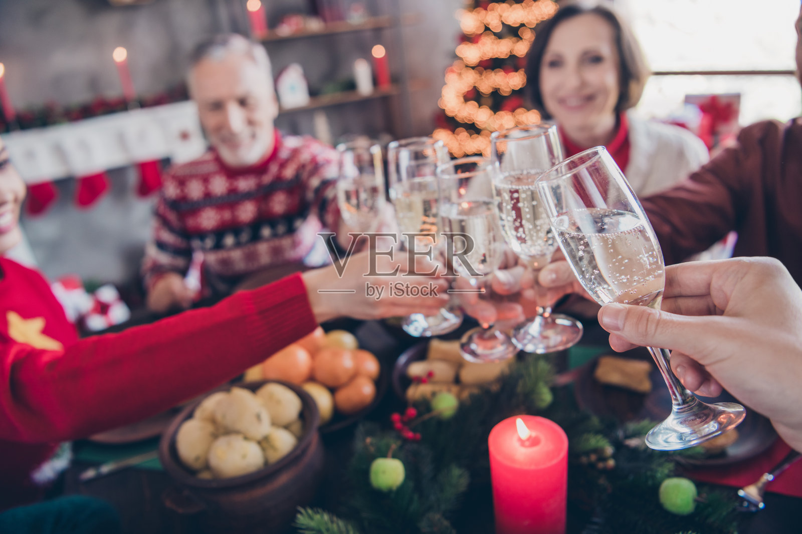照片肖像家庭庆祝圣诞节在室内一起喝香槟照片摄影图片