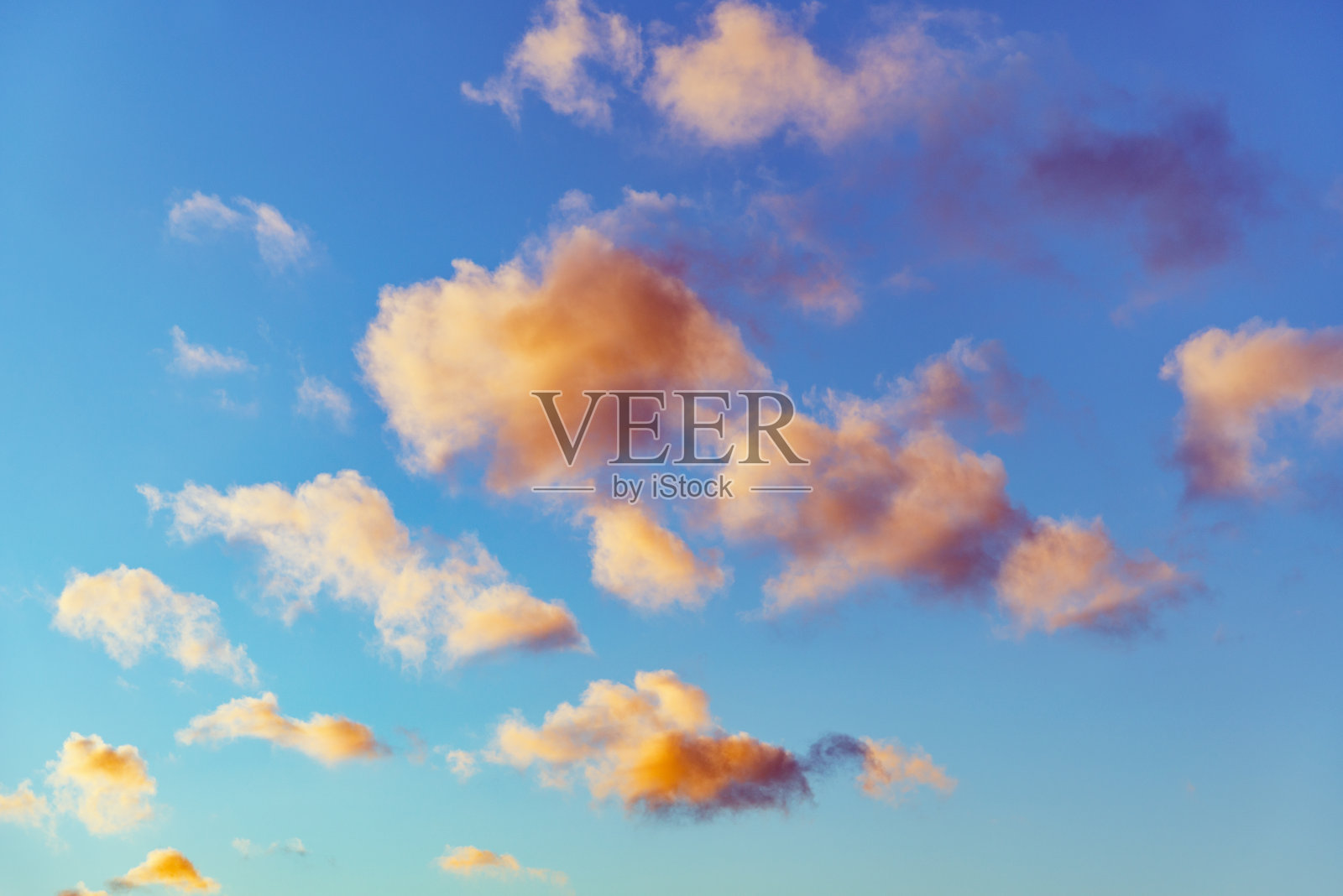 日落时天空中令人惊叹的云景。照片摄影图片