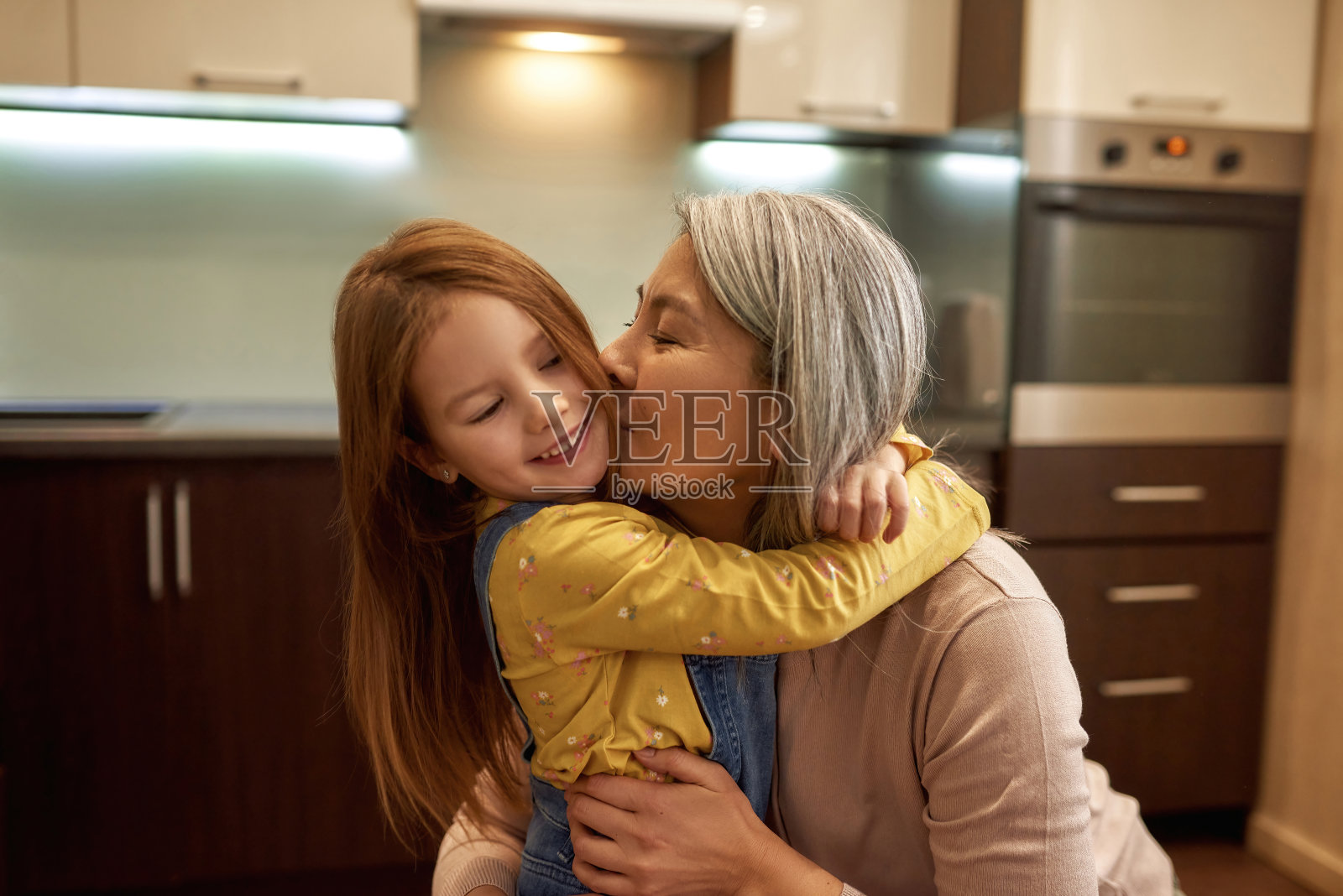 爱奶奶亲孙女的头发，家庭生活方式照片摄影图片