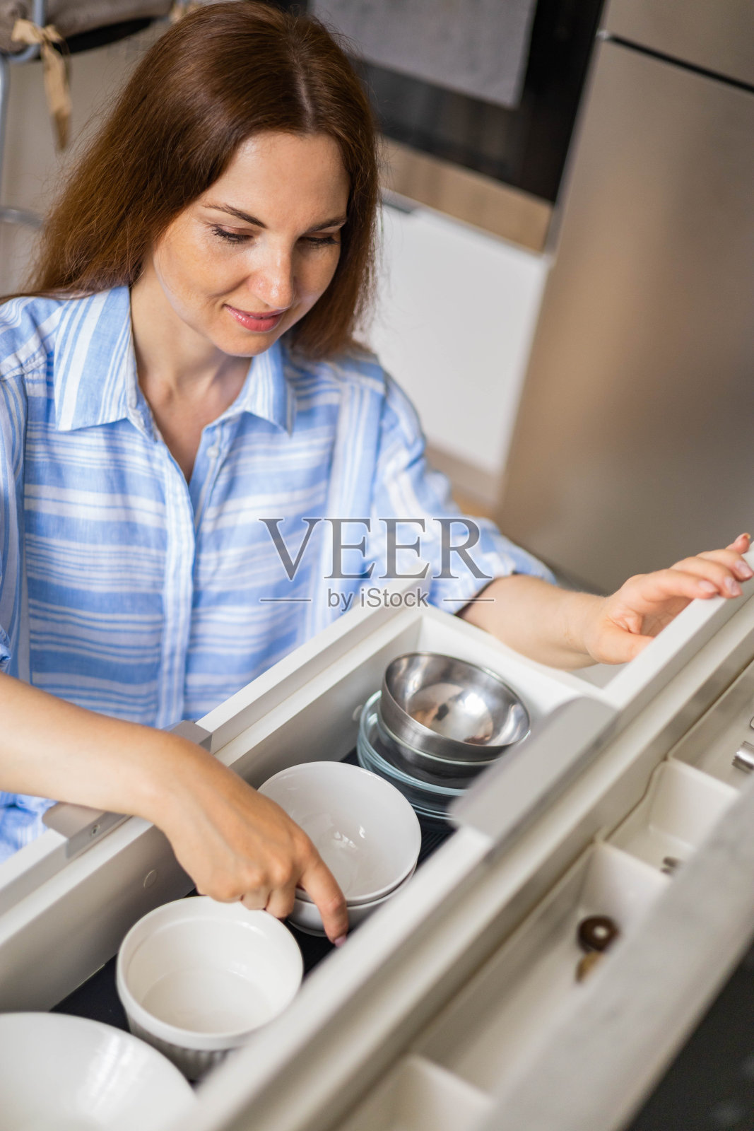 俯视图现代家庭主妇整理厨房橱柜在一般清洁或整理照片摄影图片