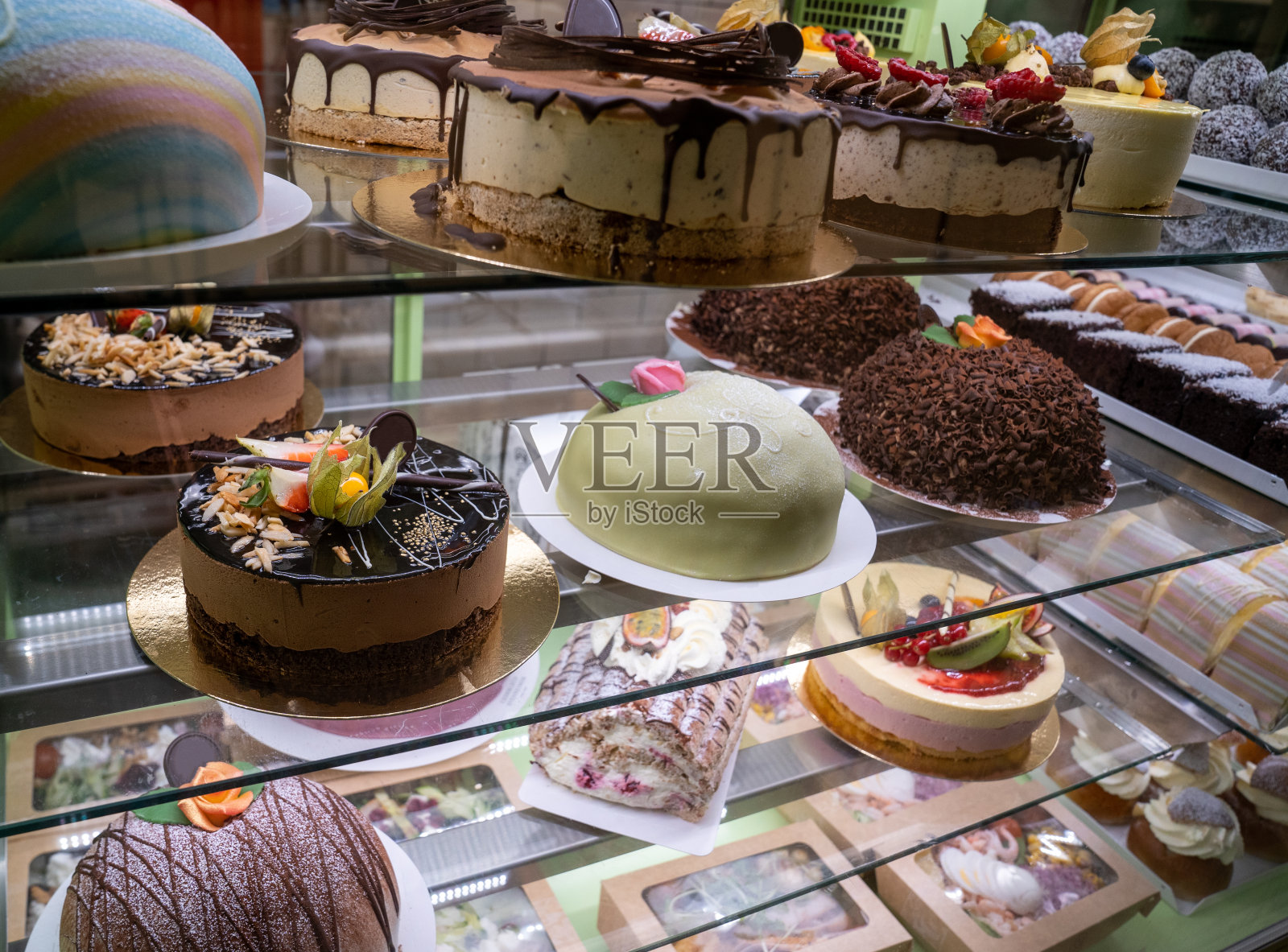 各种各样的整块蛋糕在斯堪的纳维亚的蛋糕店里排着队照片摄影图片