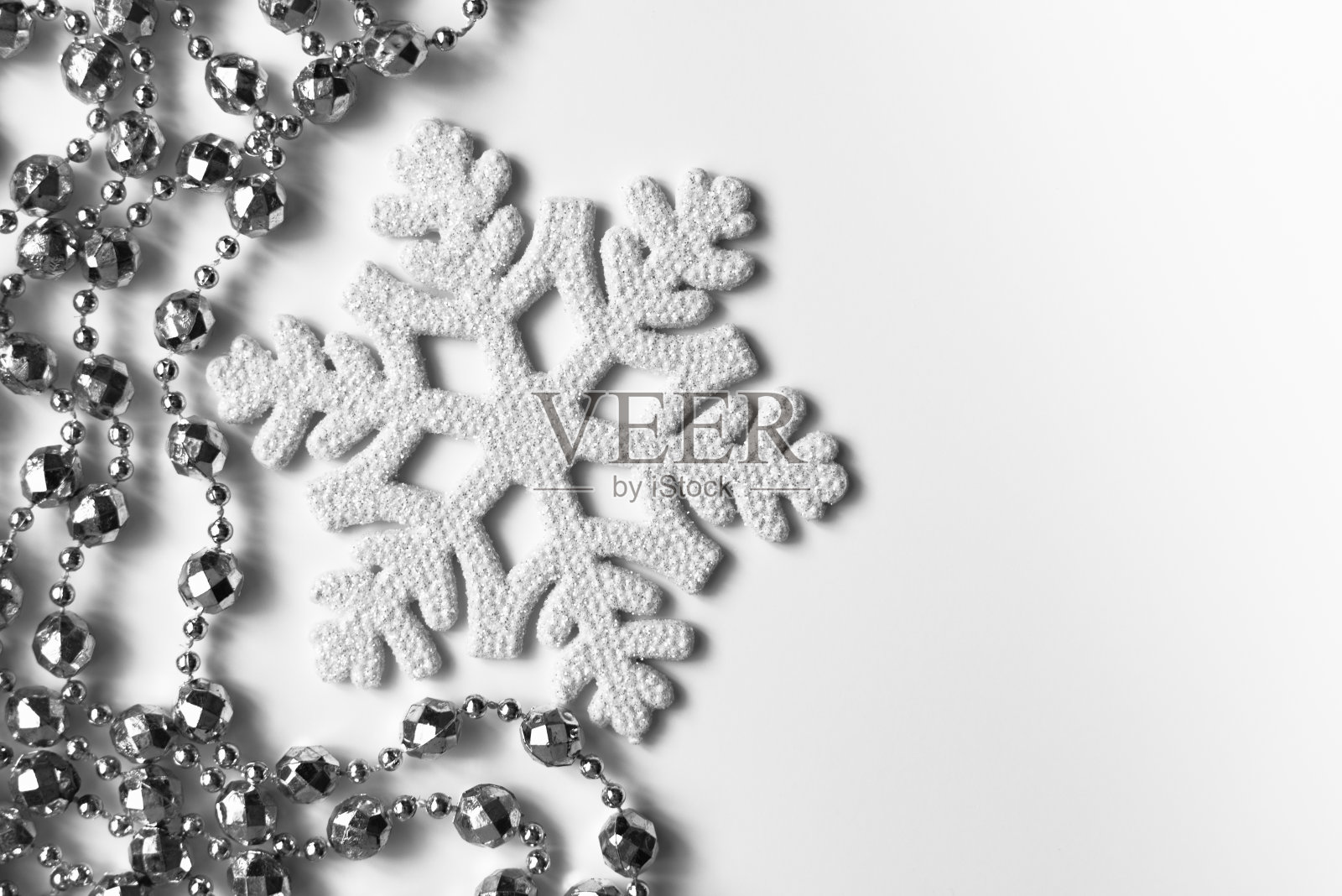 装饰装饰珠子作为不同形状的镜子元素和白色背景上的雪花。平的。照片摄影图片