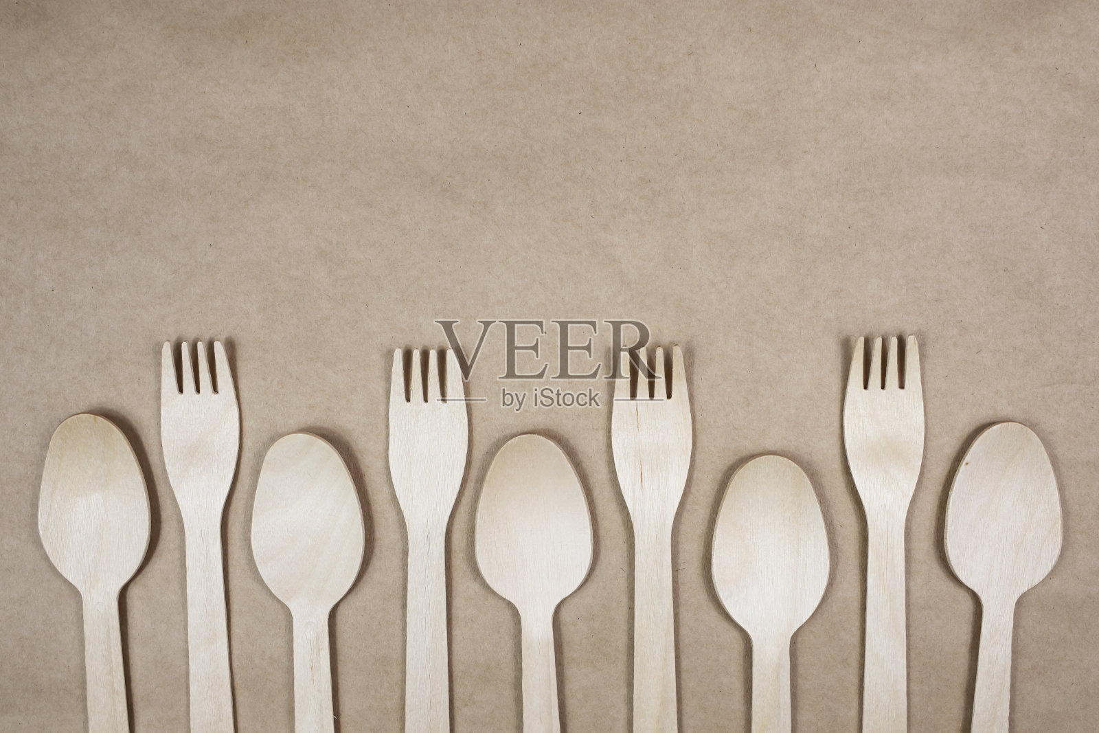 一次性竹勺和竹叉在纸的背景上。俯视图，放置文本。照片摄影图片