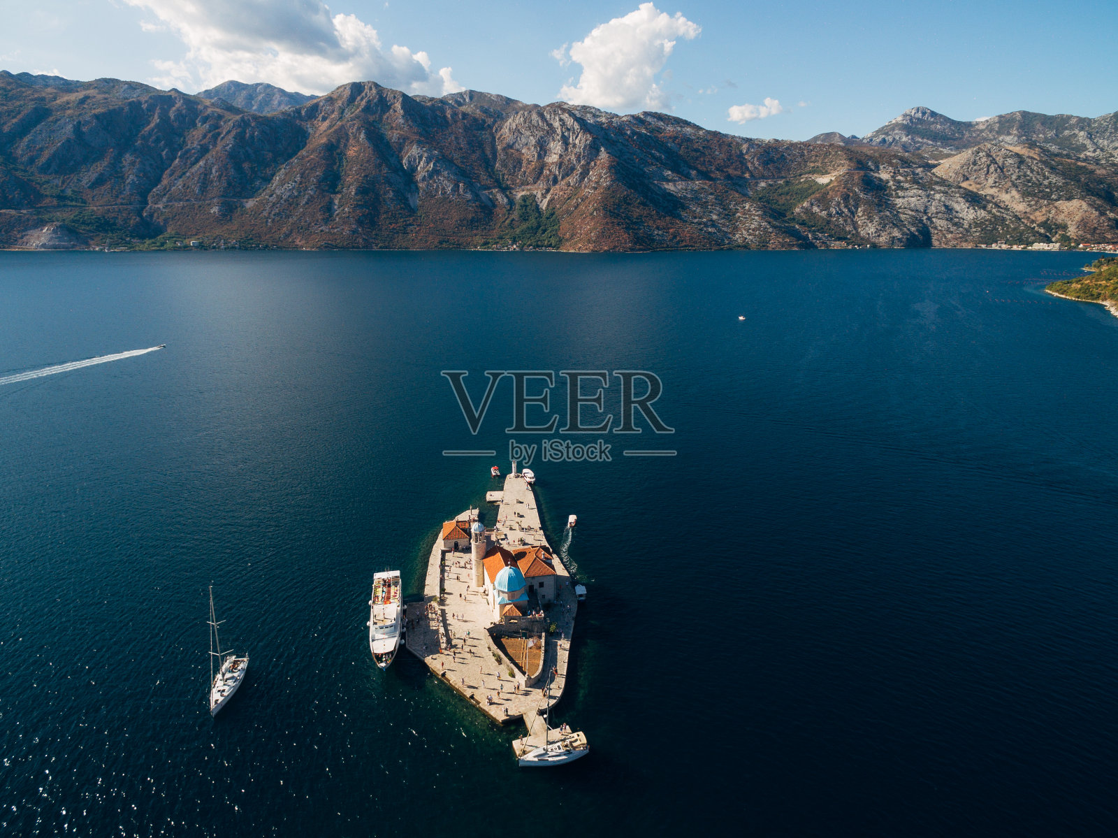 船只停泊在科托尔湾的戈斯帕德斯克普尔杰拉岛。黑山共和国照片摄影图片