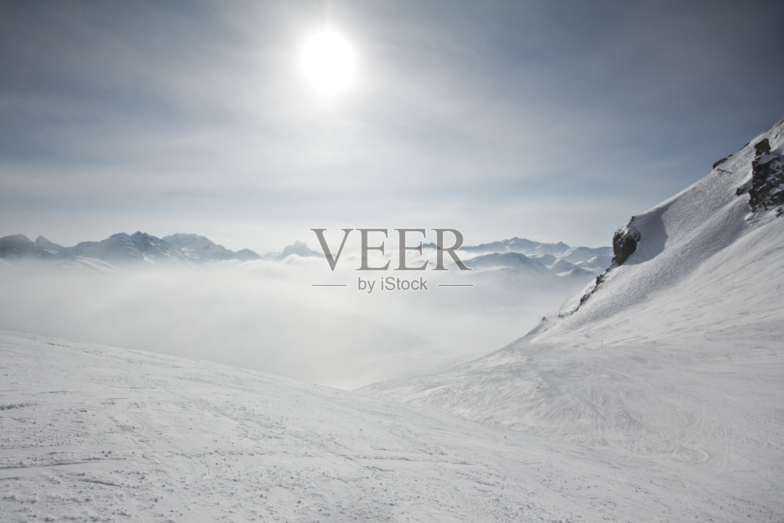 精彩的冬季运动场景在阿尔卑斯山。有滑雪板和滑雪在奇异的山脉全景与雪照片摄影图片