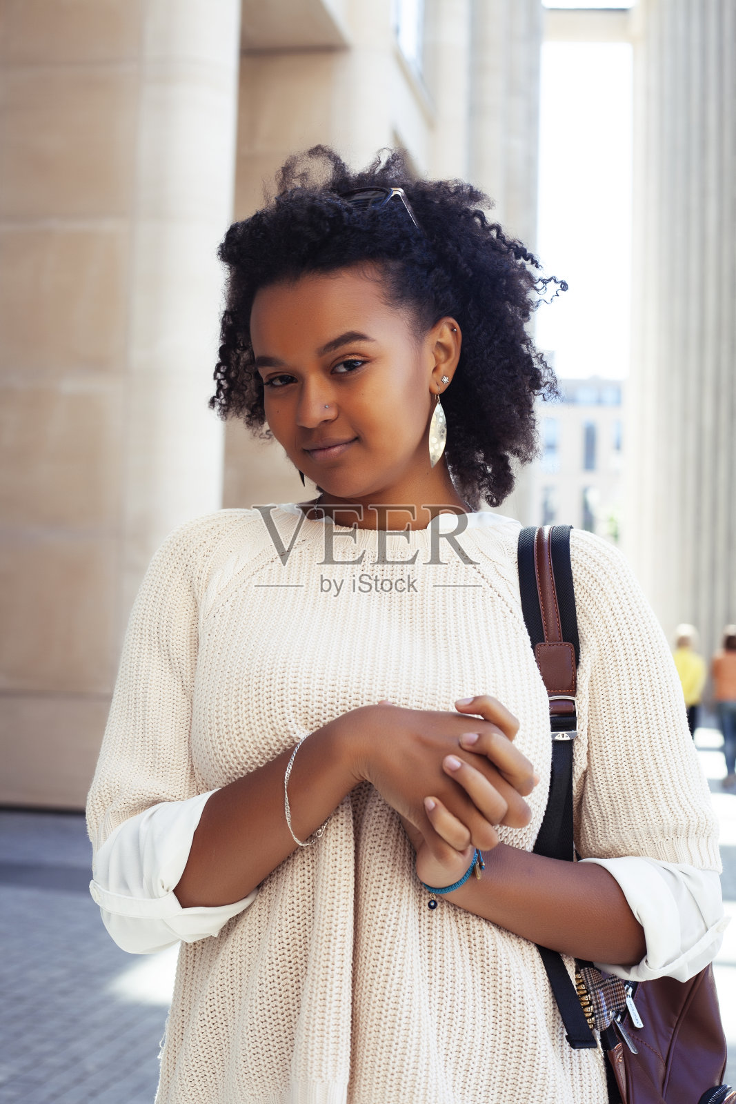 年轻漂亮的非洲女孩摆欢快的城市背景，生活方式户外的人的概念照片摄影图片