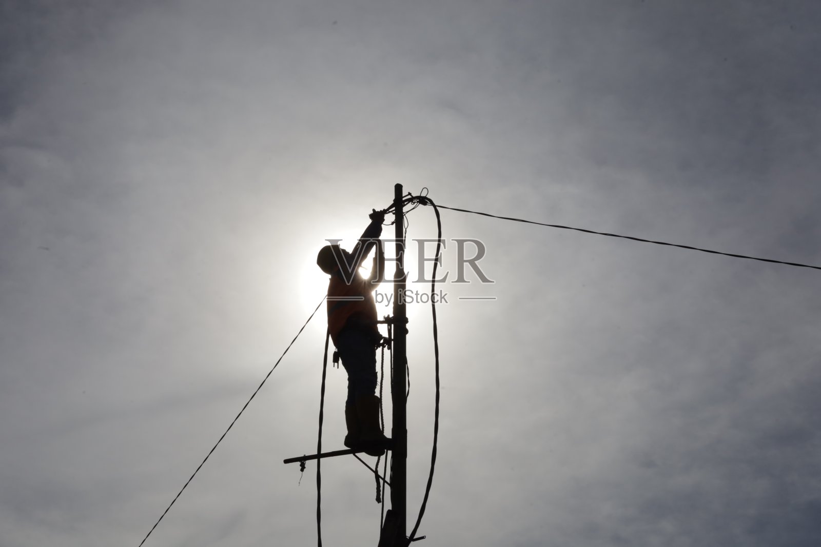 工人们爬上电线杆连接电线照片摄影图片