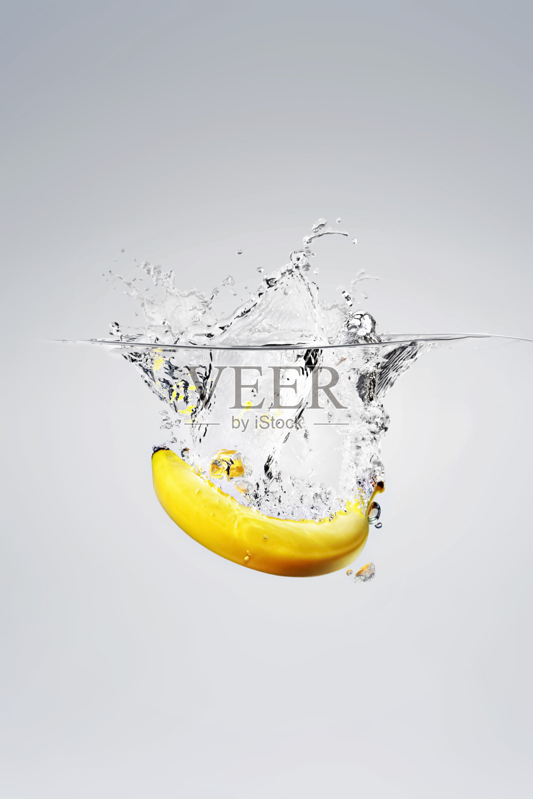 香蕉掉进了清澈的水中照片摄影图片