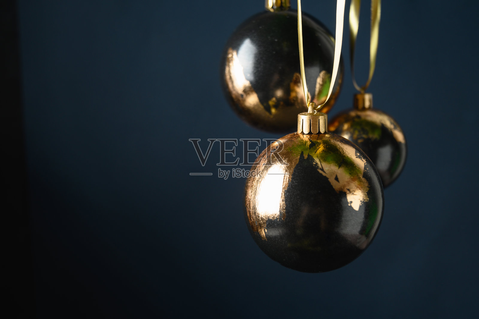 圣诞彩球装饰金锅，现代新潮流。照片摄影图片