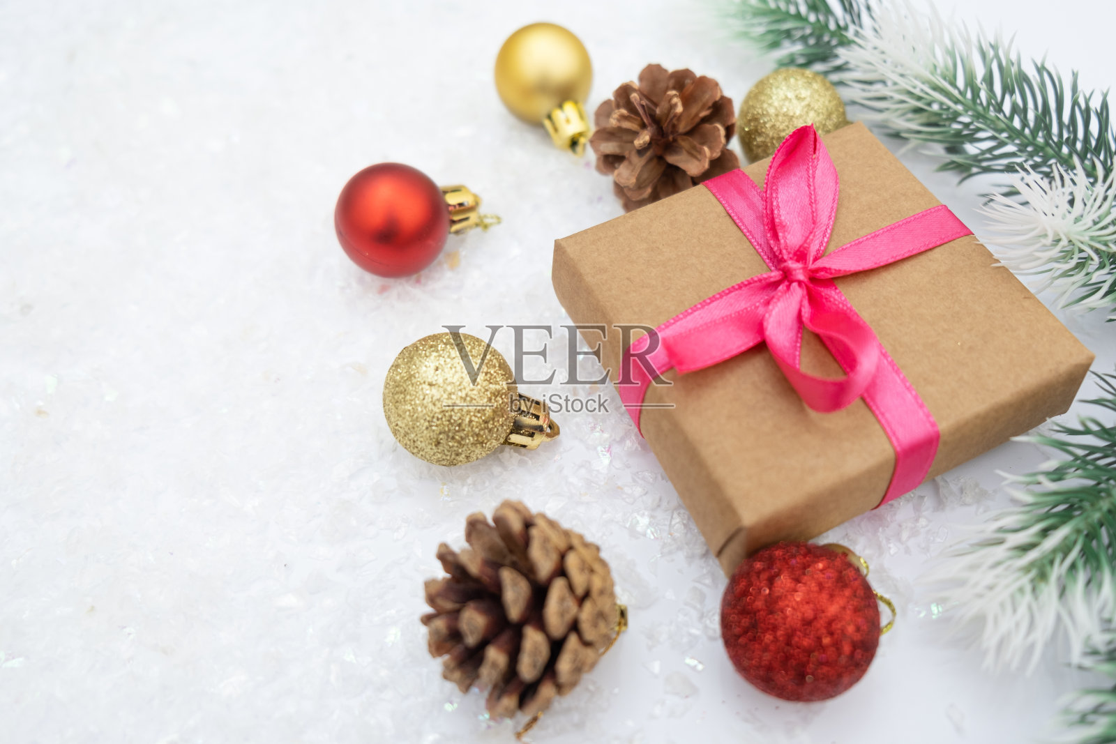 圣诞组成的圣诞树玩具红色和金球雪礼物盒背景树枝锥照片摄影图片