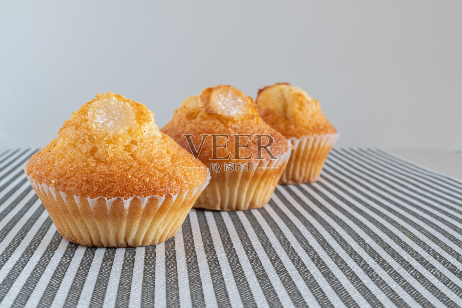 两个巧克力松饼照片摄影图片