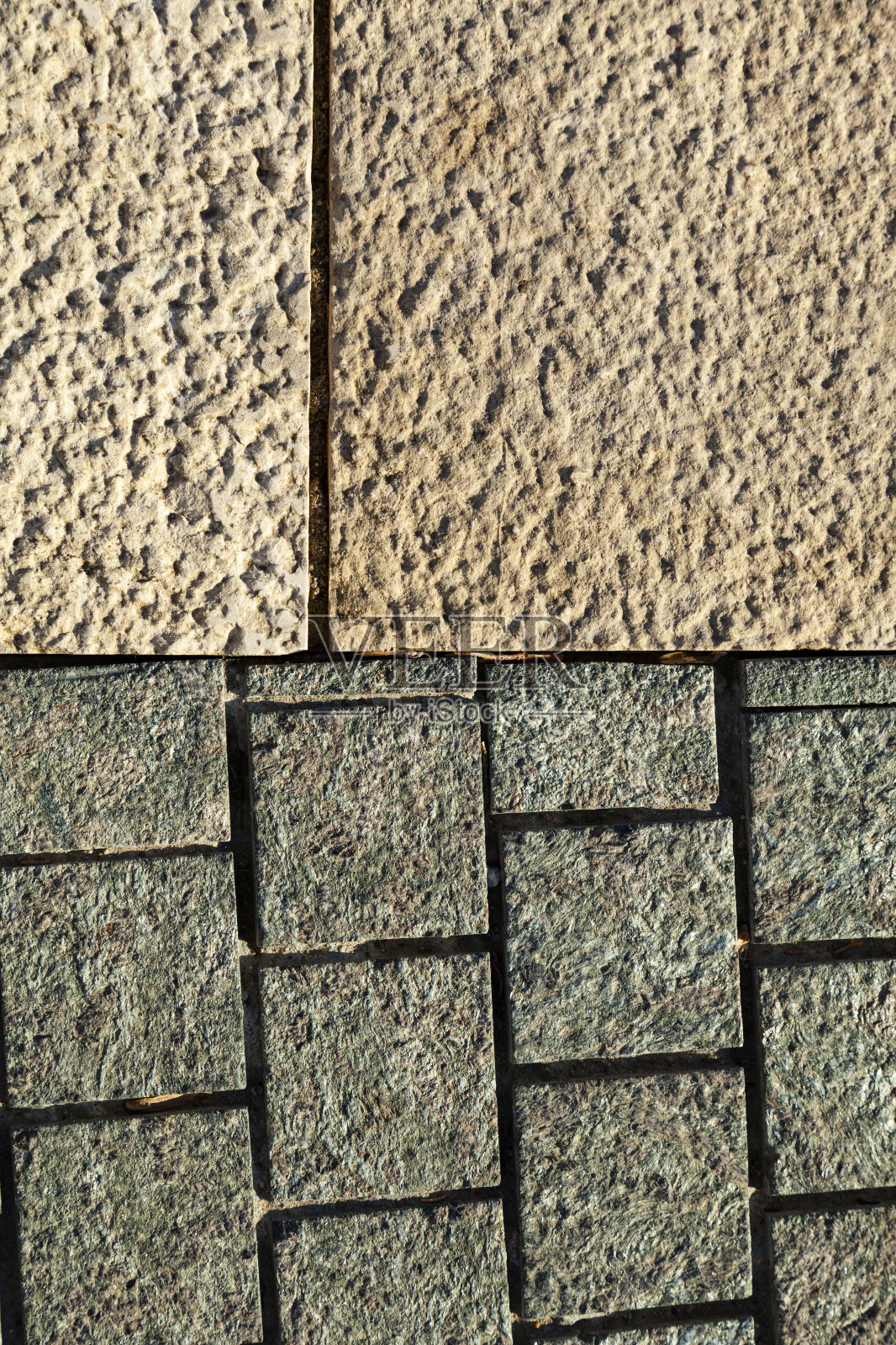 两种类型的瓷砖。公园里的石径。照片摄影图片