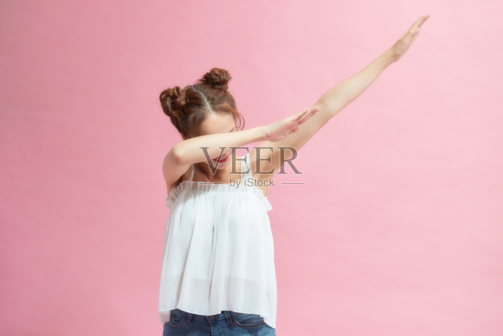 人们真诚的情感生活理念。模拟复制空间。展示DAB舞蹈姿势照片摄影图片