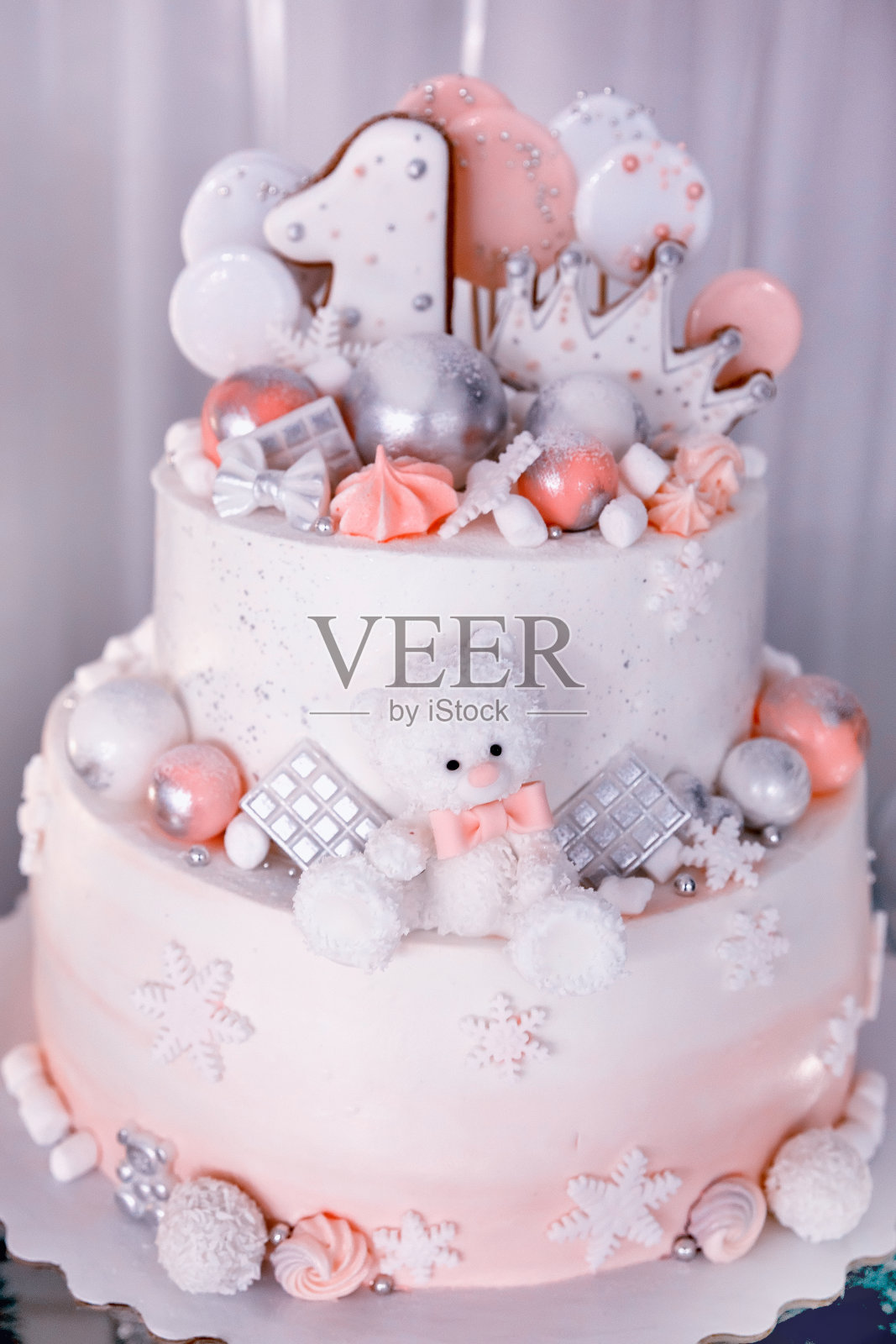 粉色三层蛋糕照片摄影图片