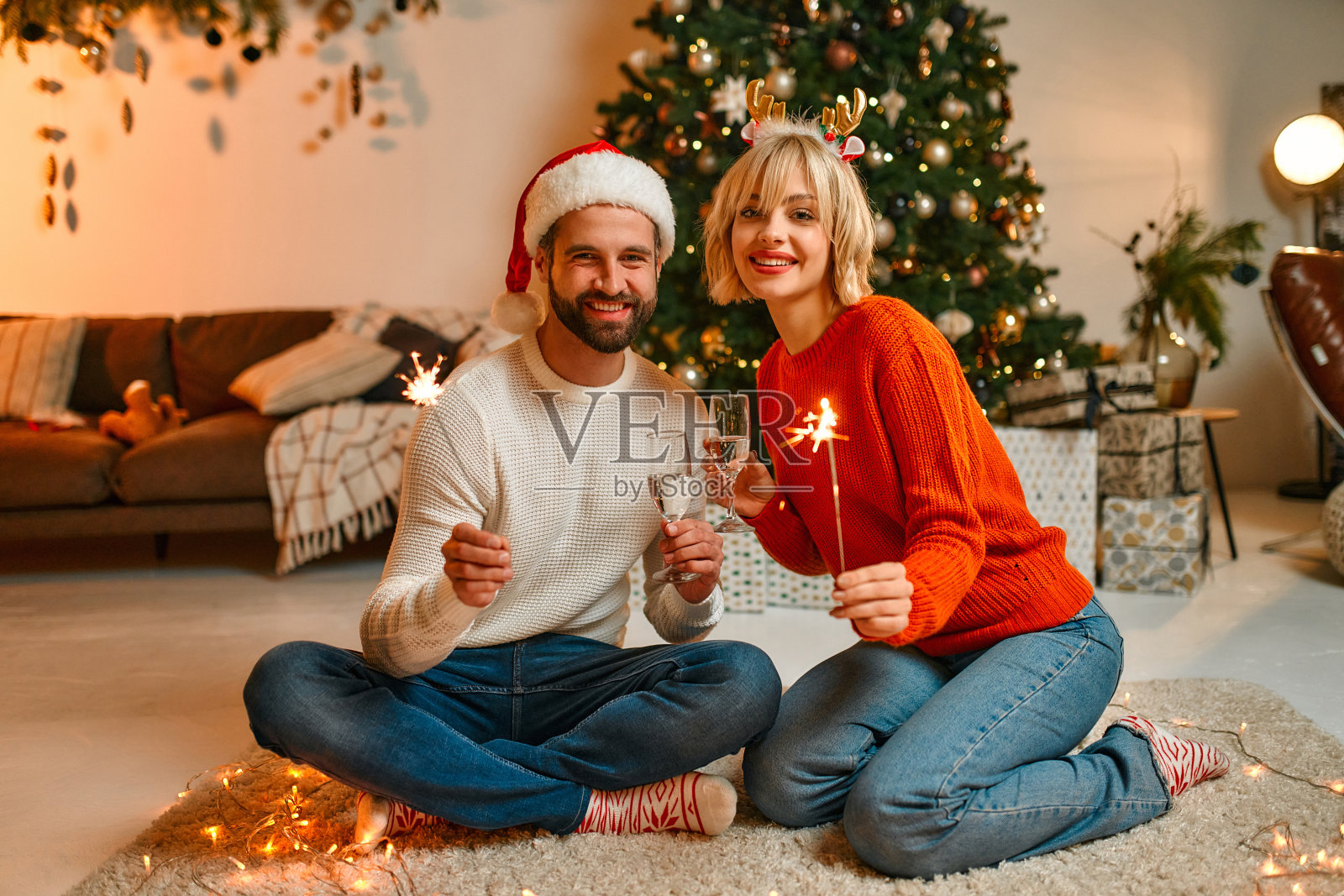 新年夫妇和狗照片摄影图片