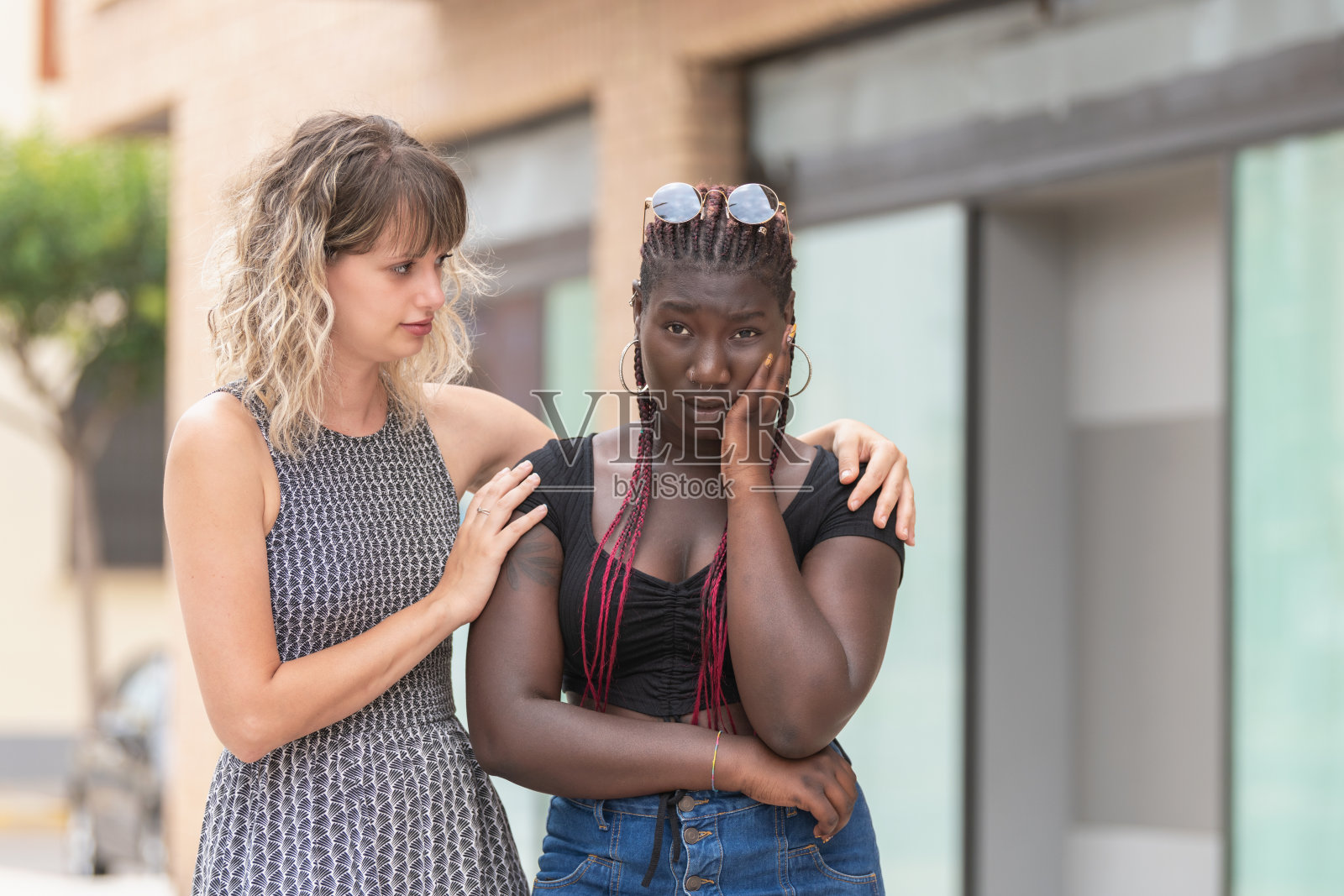 年轻女子安慰和安慰她不安的朋友照片摄影图片