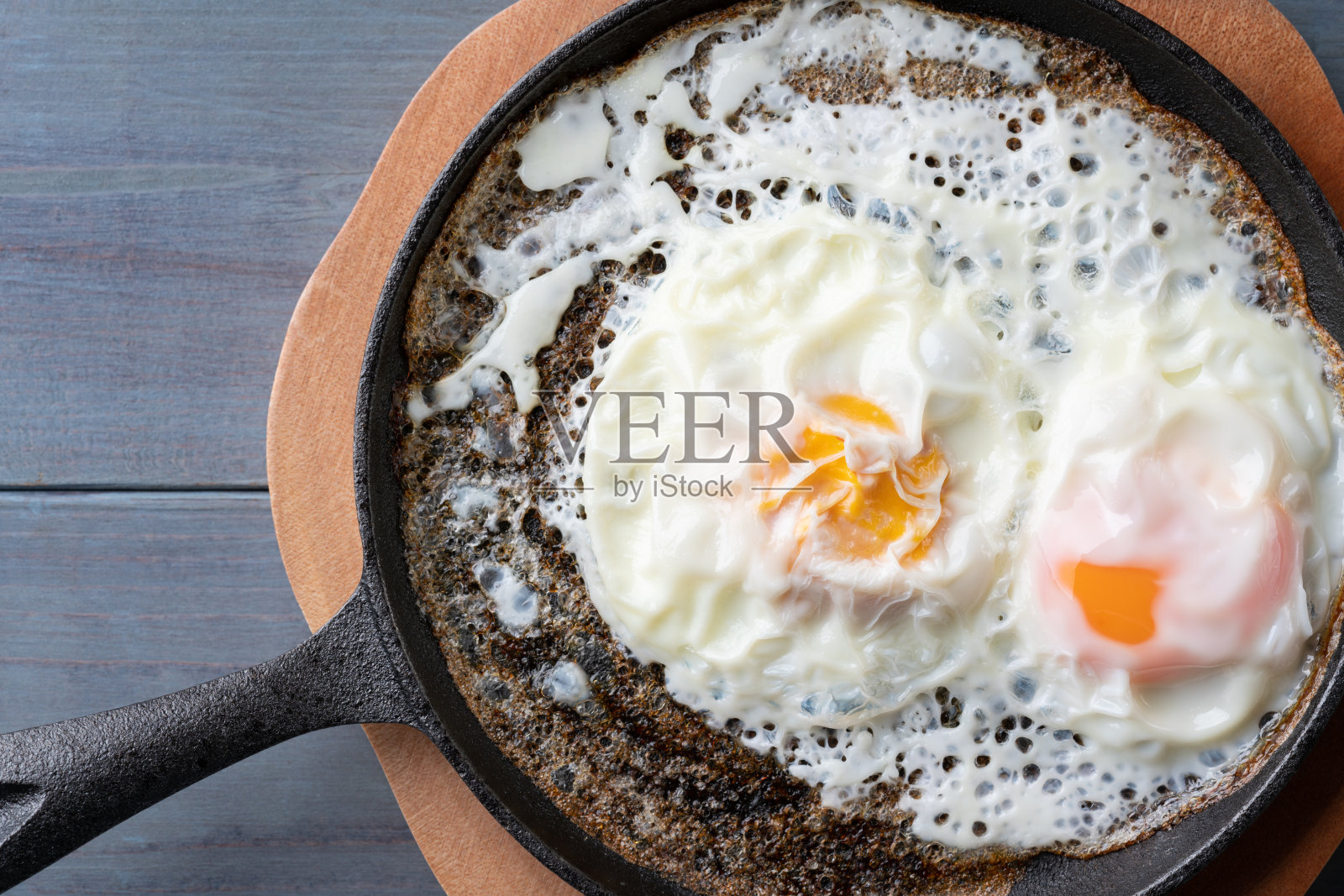 在小煎锅里煎的蛋照片摄影图片