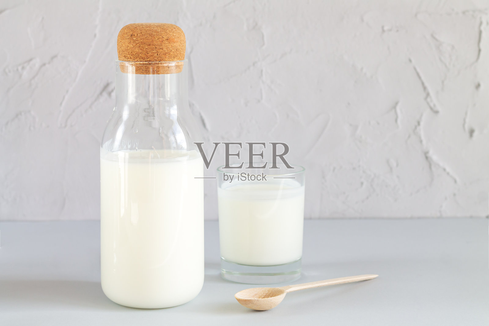 一罐有机酸奶或酸乳酒，配玻璃和勺子照片摄影图片