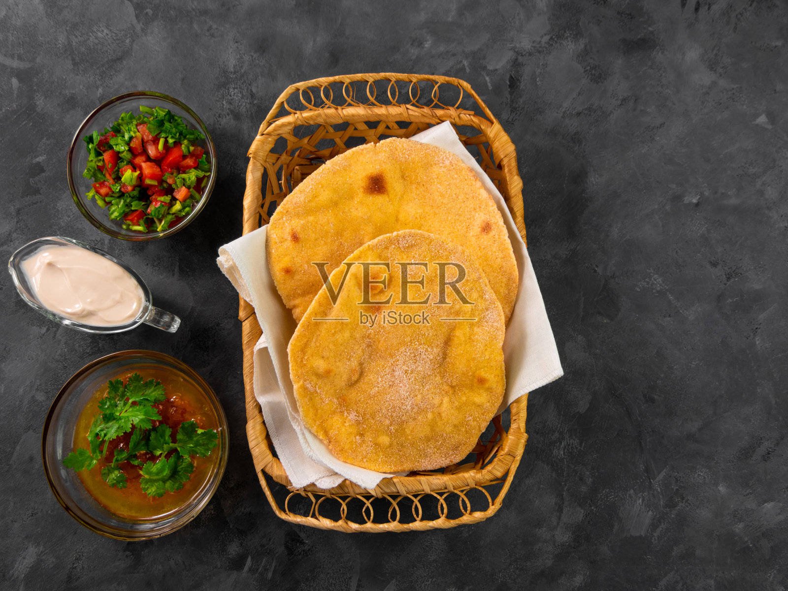 自制玉米面包香菜蔬菜番茄沙司。手工制作的墨西哥玉米粉圆饼。照片摄影图片