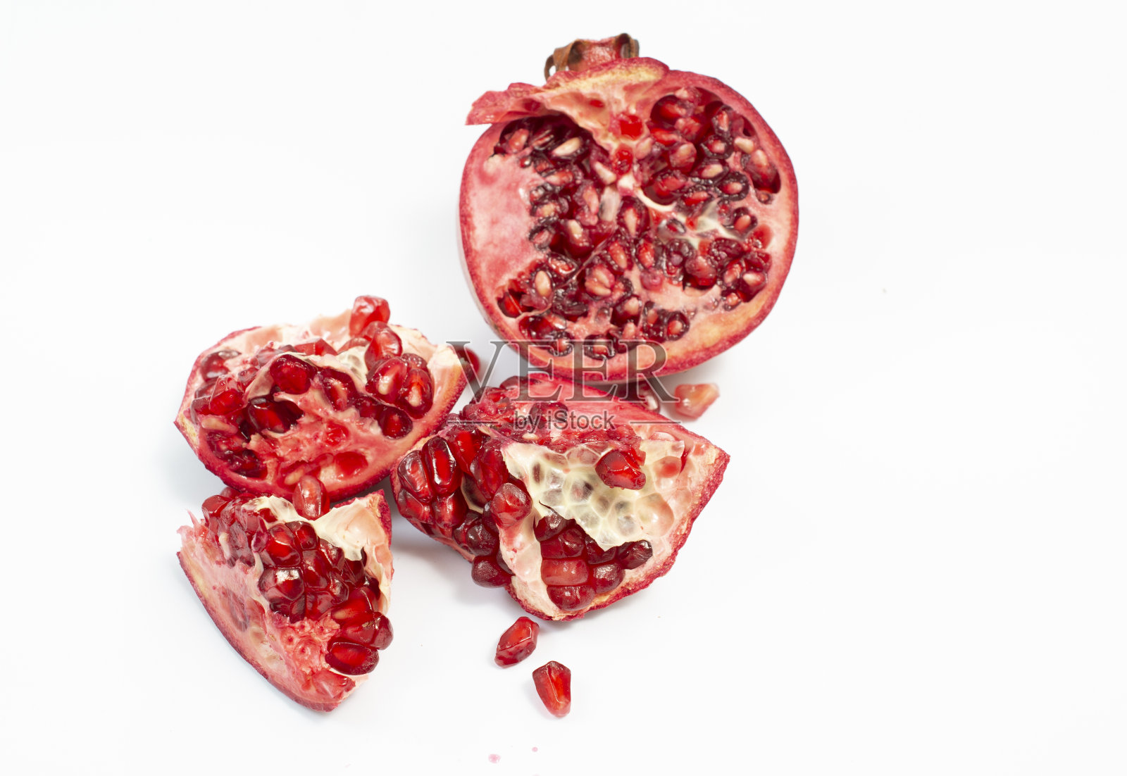 白色背景上的成熟石榴。照片摄影图片
