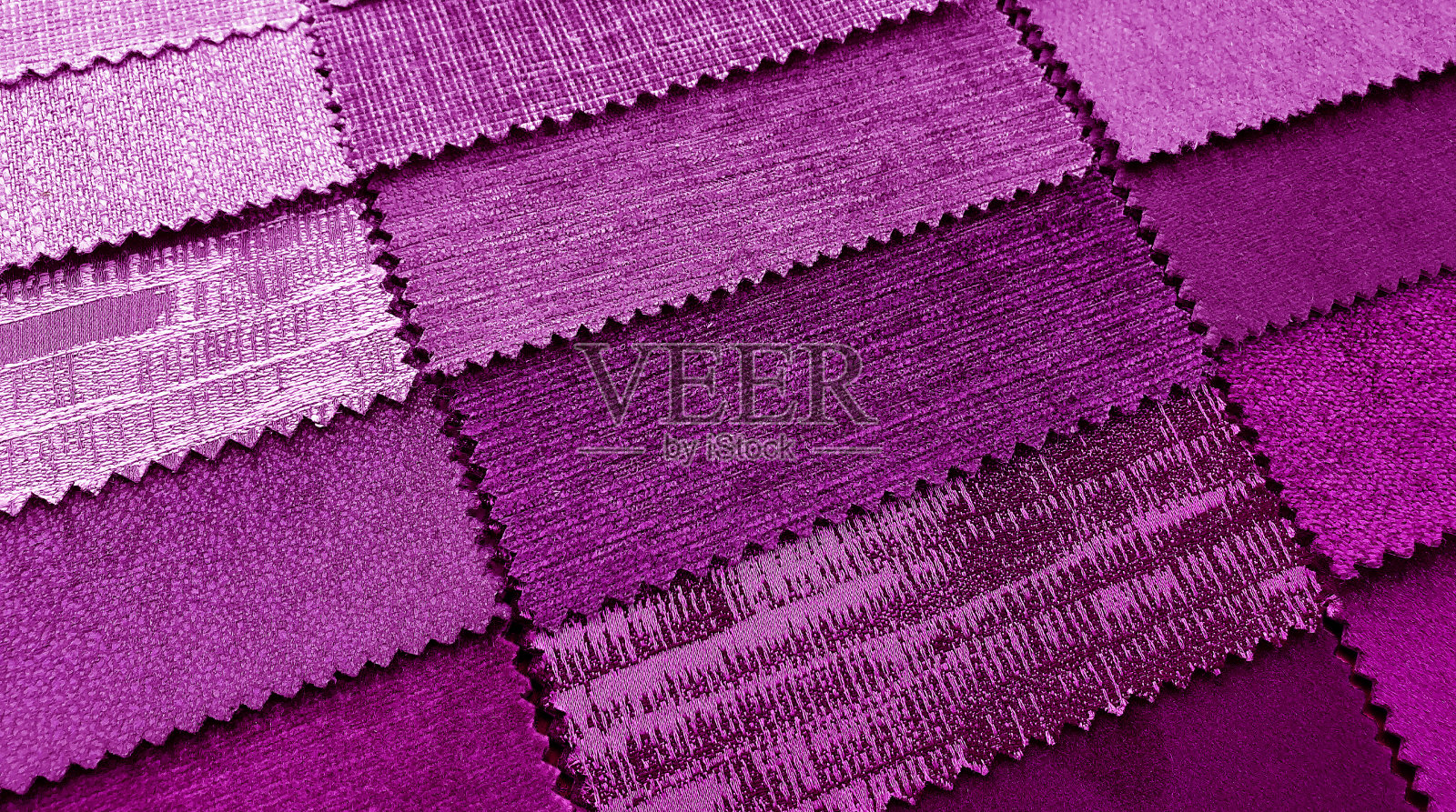 室内豪华面料样品图显示多种纹理，图案和颜色的面料在紫色，紫色，粉红色的色调。室内窗帘，室内装潢或窗帘样品调色板。照片摄影图片