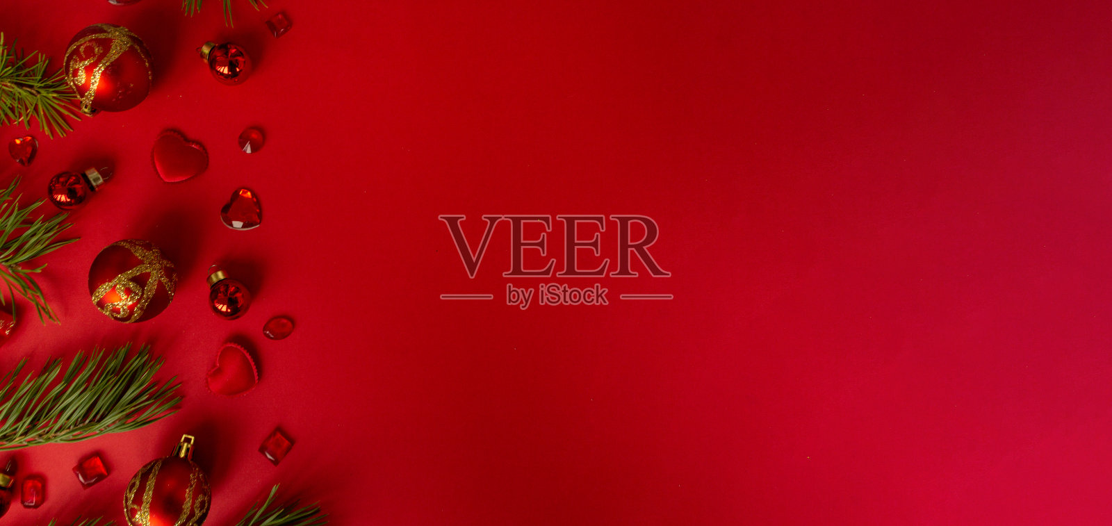 圣诞组成。圣诞红色装饰，冷杉树枝上的红色背景。平铺，俯视图，复制空间照片摄影图片