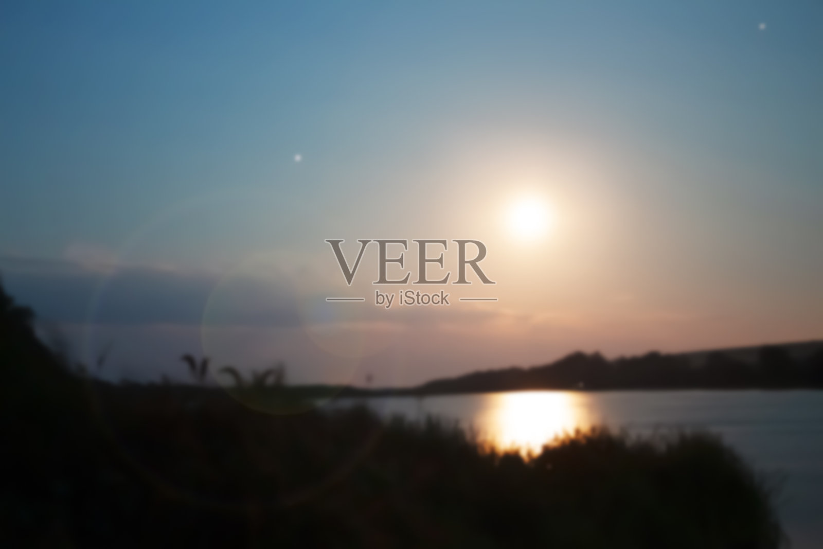 河流和月亮模糊了，月亮的轨迹模糊了背景。美丽的抽象景观与亮点照片摄影图片