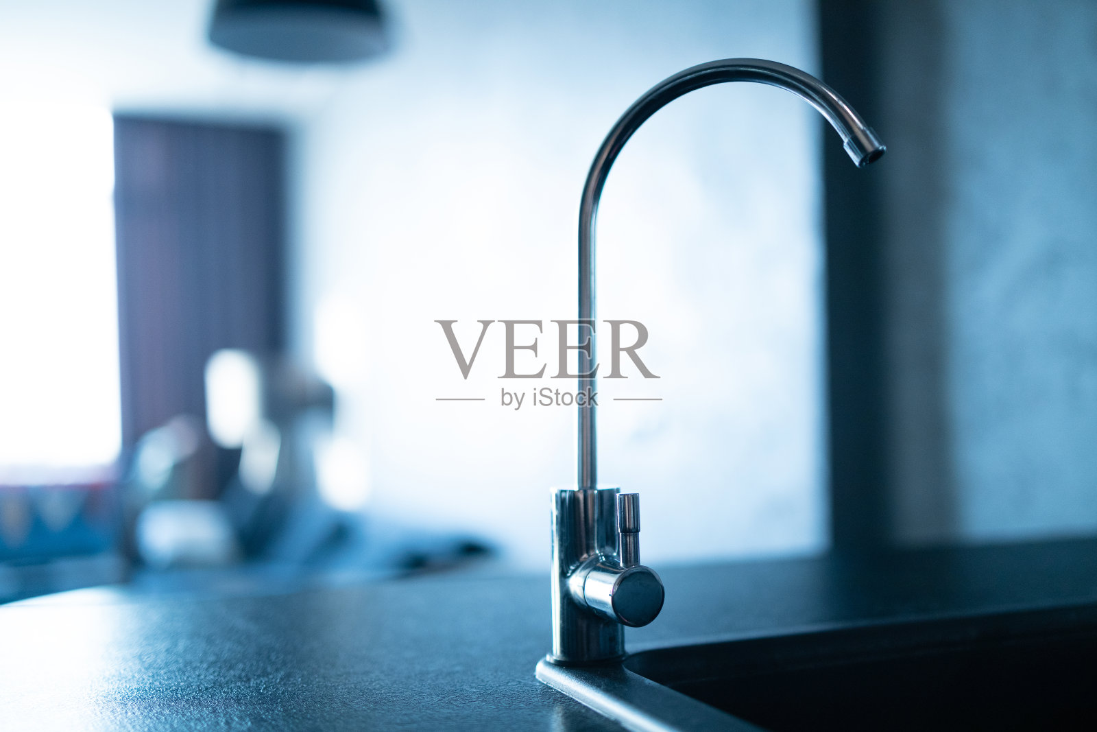 新厨房现代水龙头和水槽的关闭照片摄影图片