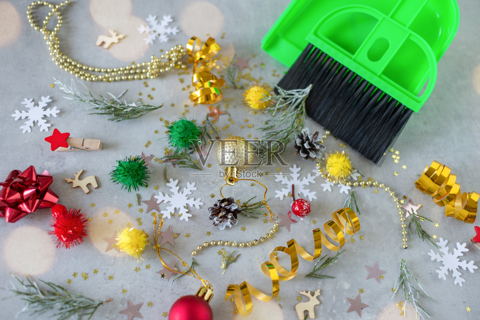 圣诞节后清洗。清洗刷子和铲子，圣诞装饰后派对顶视图平放在灰色背景上。假期后打扫概念，清理脏乱。照片摄影图片