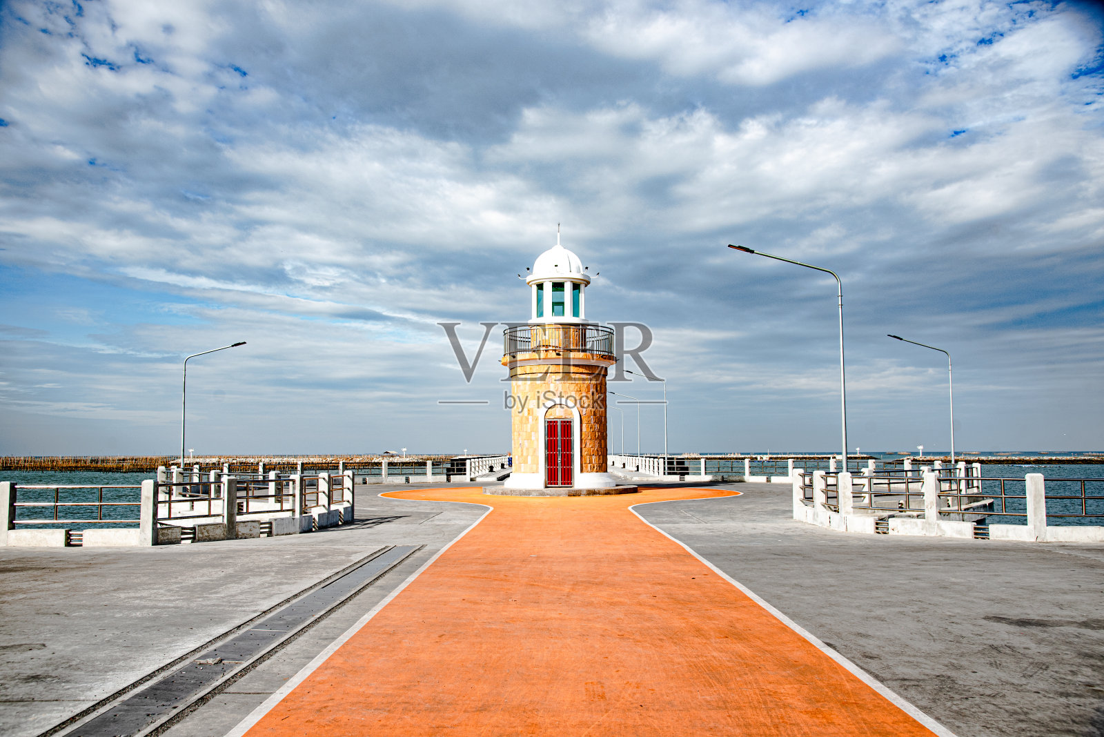 位于昂西拉海鲜市场渔港码头的灯塔。泰国春武里照片摄影图片