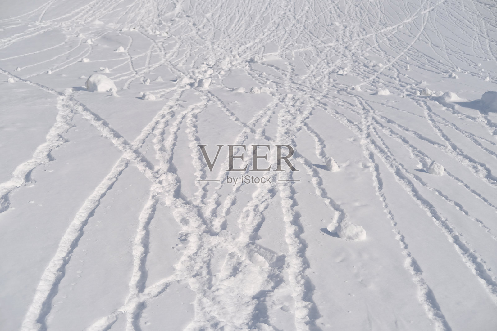 近景拍摄的现代黄色建筑起重机在蓝天的背景下正在建造一个新房子，概念，住房建设概念，抵押，家庭保险照片摄影图片