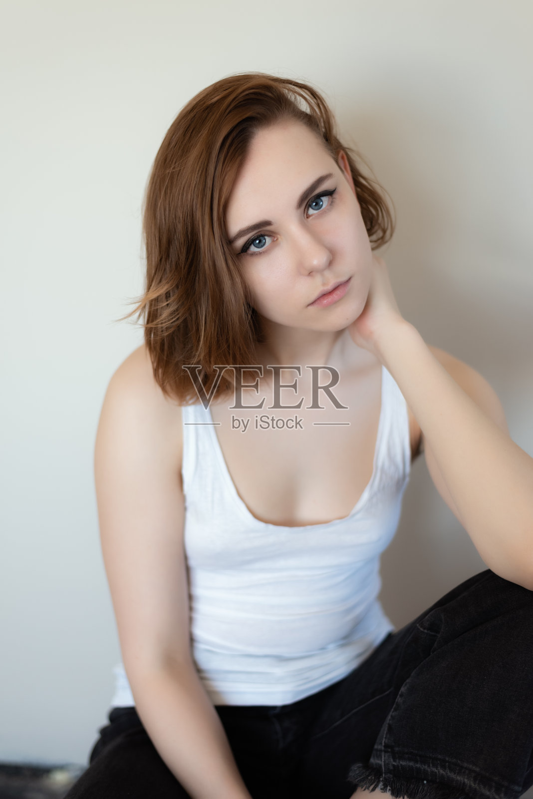 蓝眼睛的年轻女子。照片摄影图片