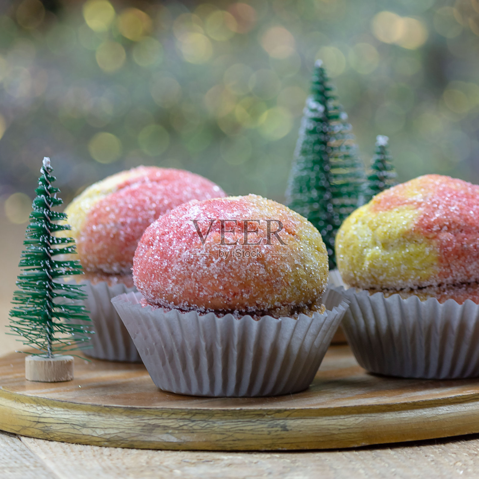 美味的自制圆饼，甜甜的蜜桃馅。背景是圣诞树和散景。照片摄影图片