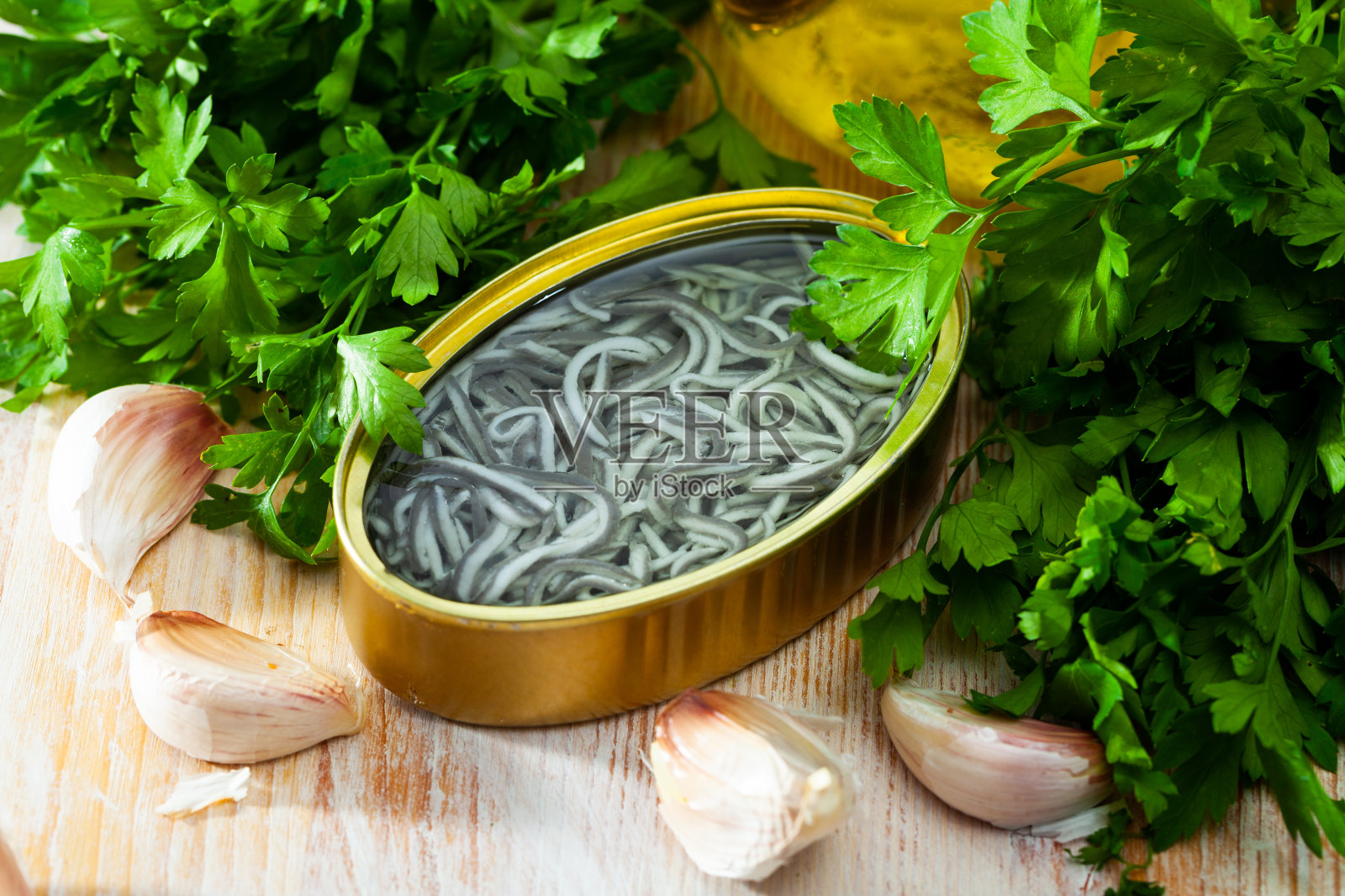 用开罐腌制鳝鱼，配上大蒜照片摄影图片