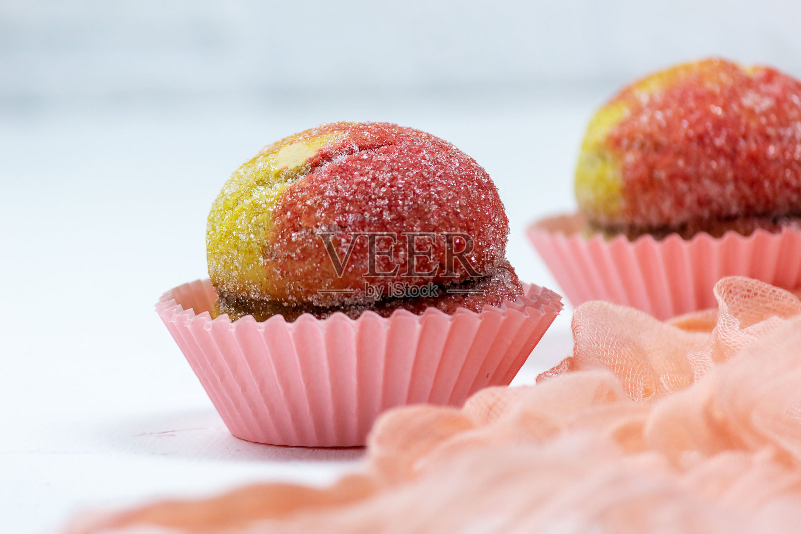 美味的自制圆饼，甜甜的蜜桃馅。照片摄影图片