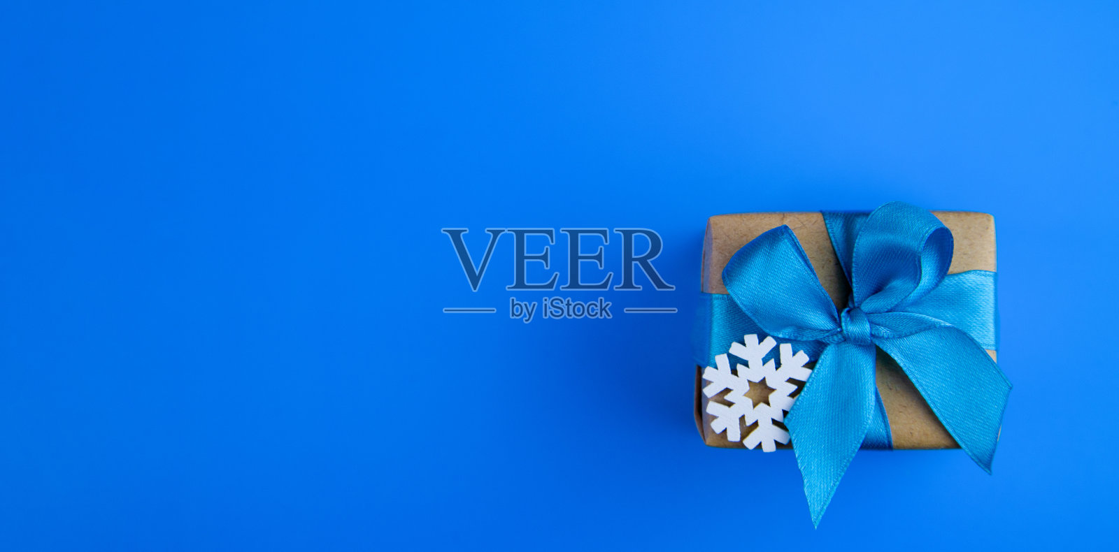 蓝色背景的特写礼物。照片摄影图片