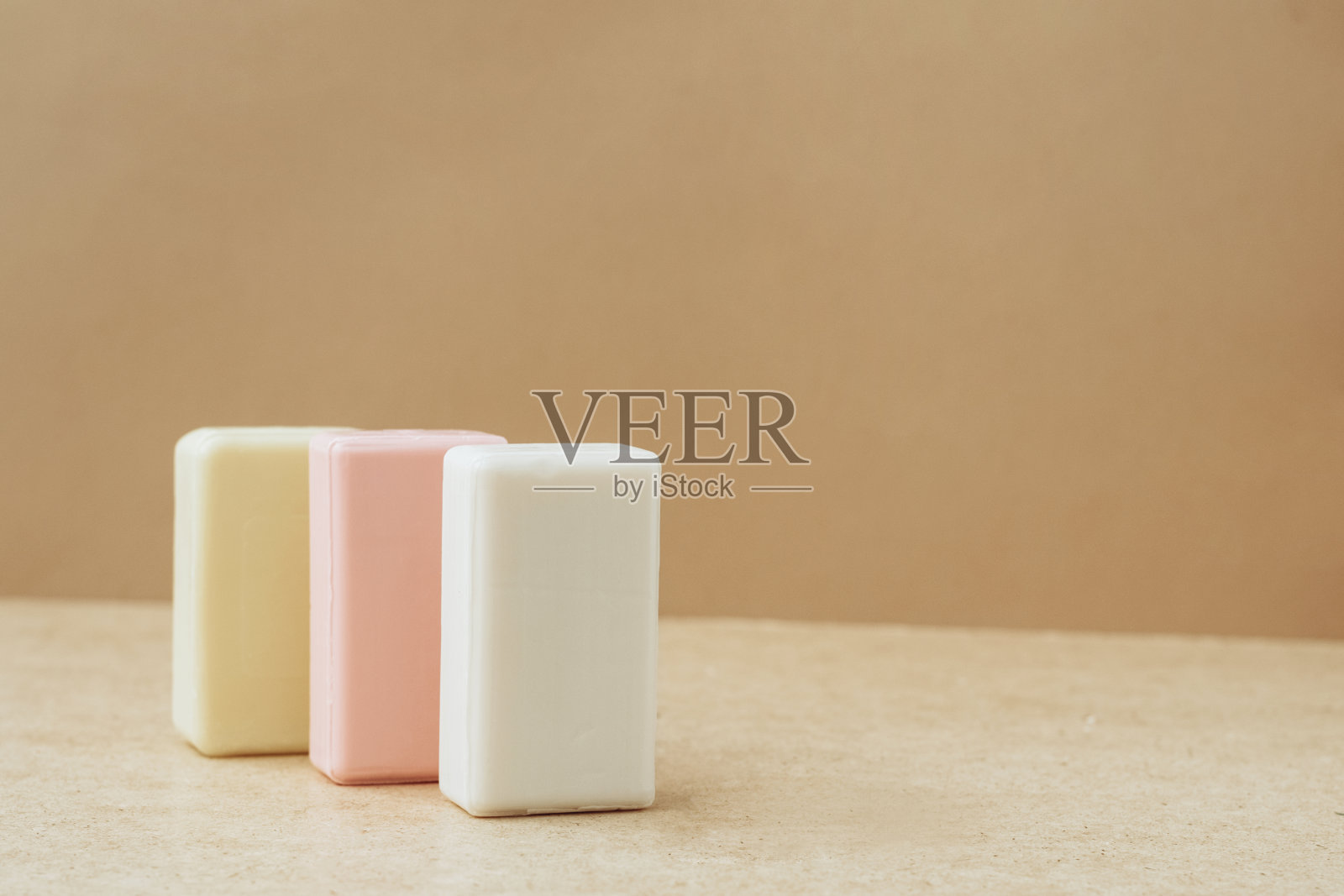 条状香皂采用天然原料制成，底色为米色。有机化妆品Spa健康概念天然化妆品照片摄影图片