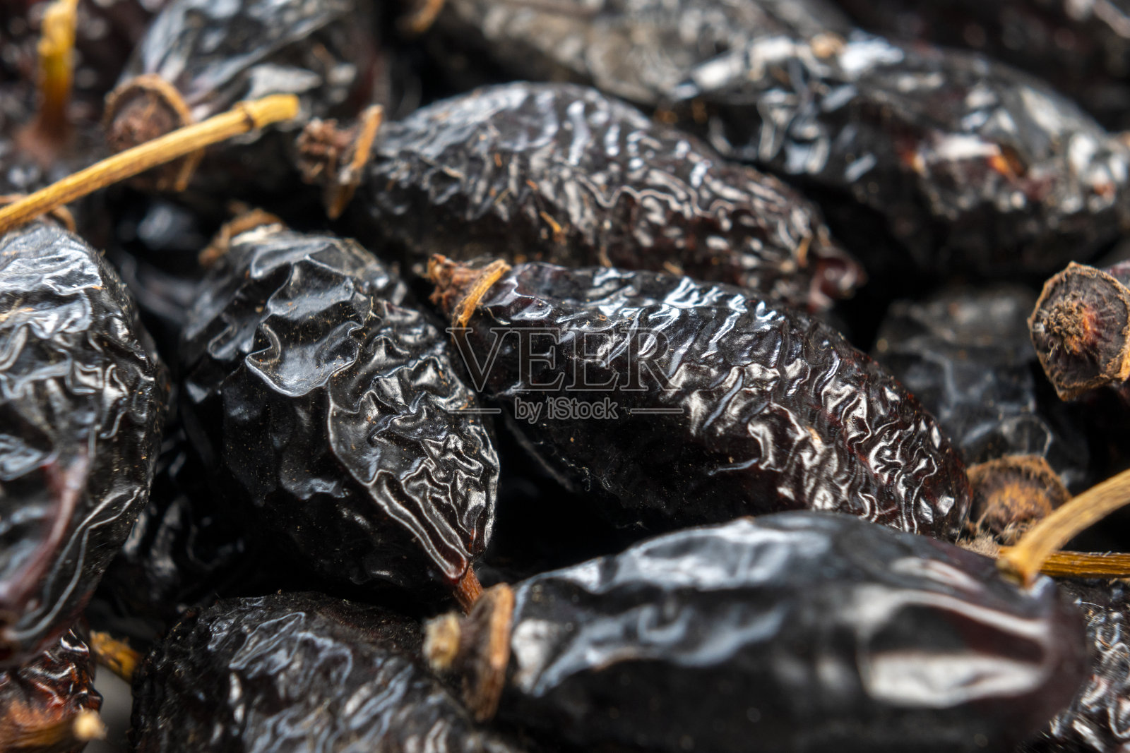 干玫瑰果。干的起皱的野蔷薇浆果。犬蔷薇果实。宏照片摄影图片