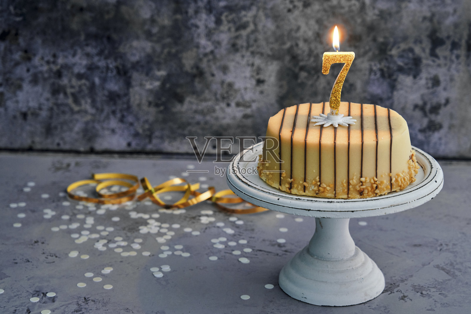 7日的生日蛋糕照片摄影图片