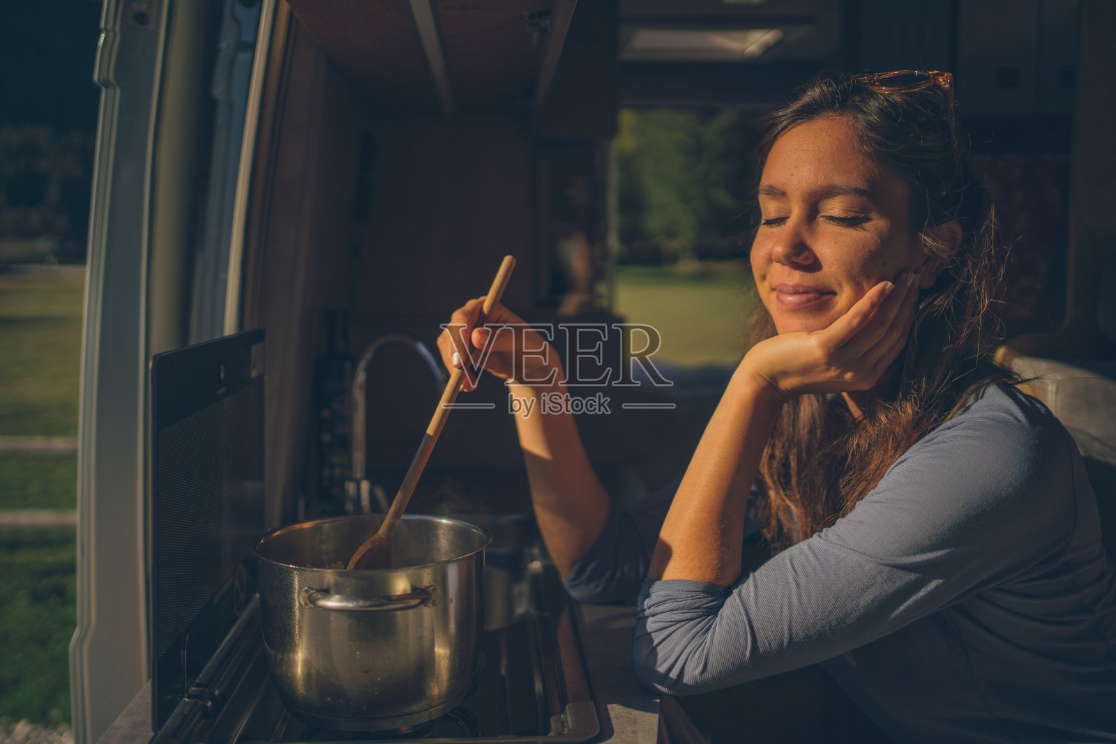 年轻女子在汽车之家做饭照片摄影图片