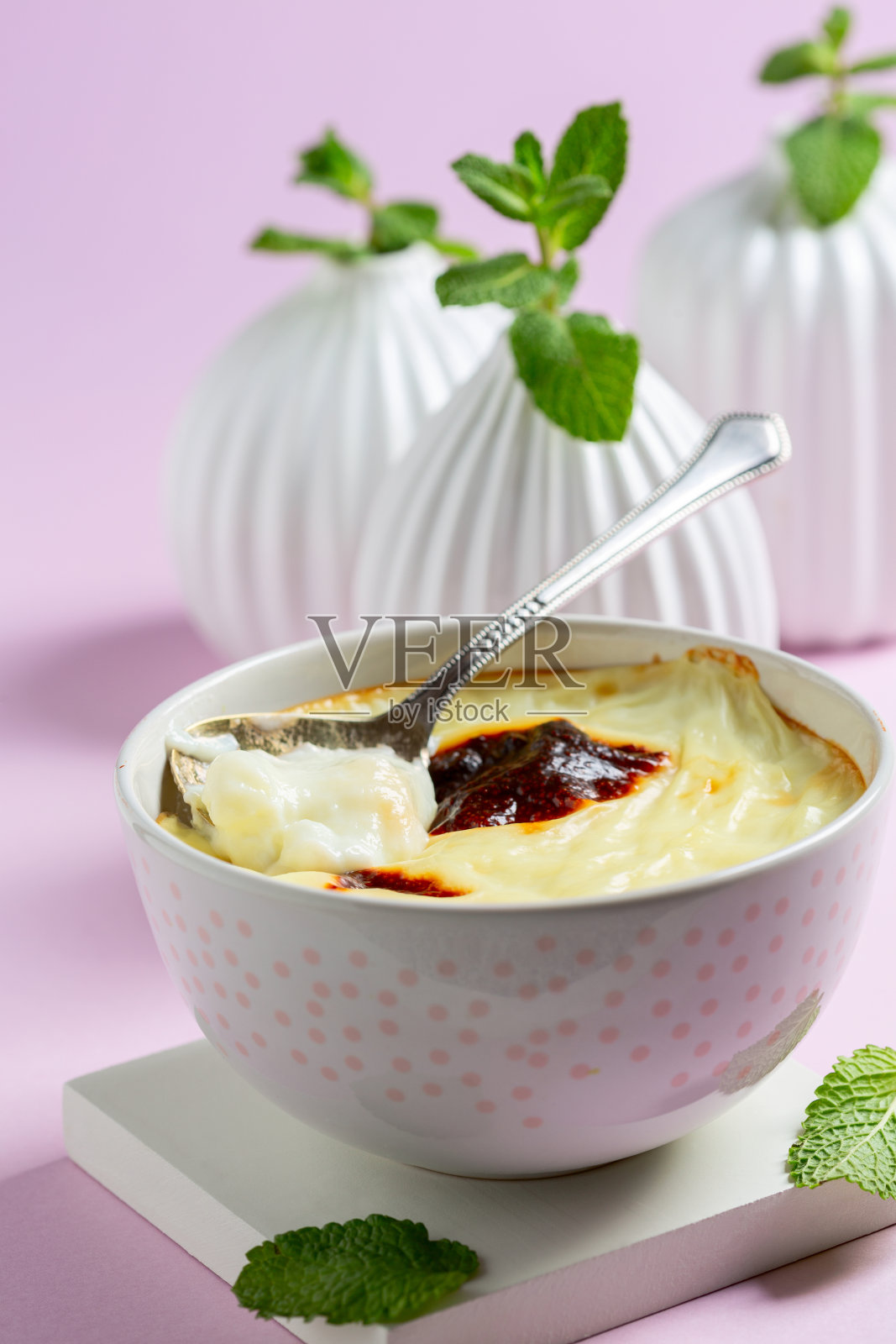 烤米饭布丁。土耳其菜。照片摄影图片